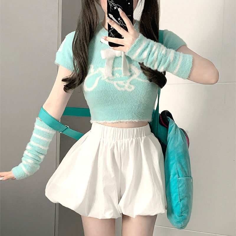 a-cute-girl-wearing-hatsune-miku-short-sleeve-crop-sweater-and-arm-warmer-and-white-short-pants-and-Hatsune-Miku-backpack