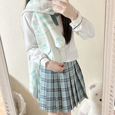 A-girl-Mirror-Selfie-Wearing-Hatsune-Miku-Cat-Paw-Scarf