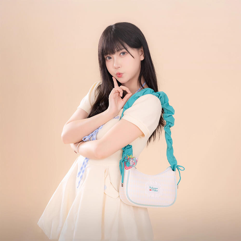 A-girl-wearing-the-miku-shoulder-bag