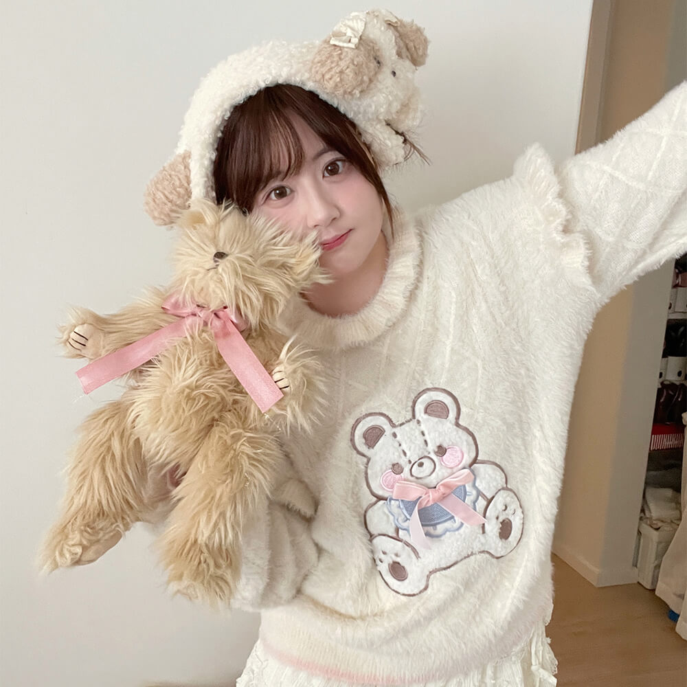 Creamy-White-Bear-Pullover-Outfit