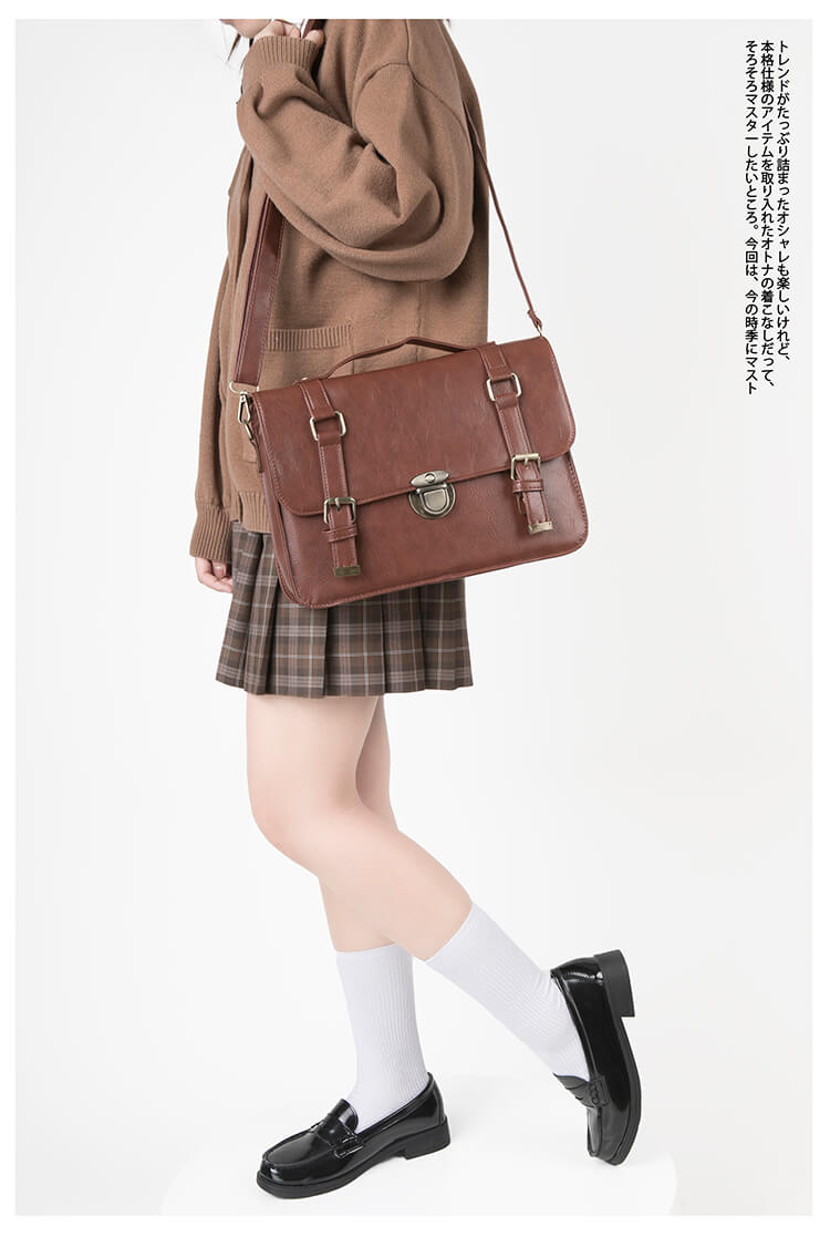 Messenger-Bag-brown-vintage-version-model-show