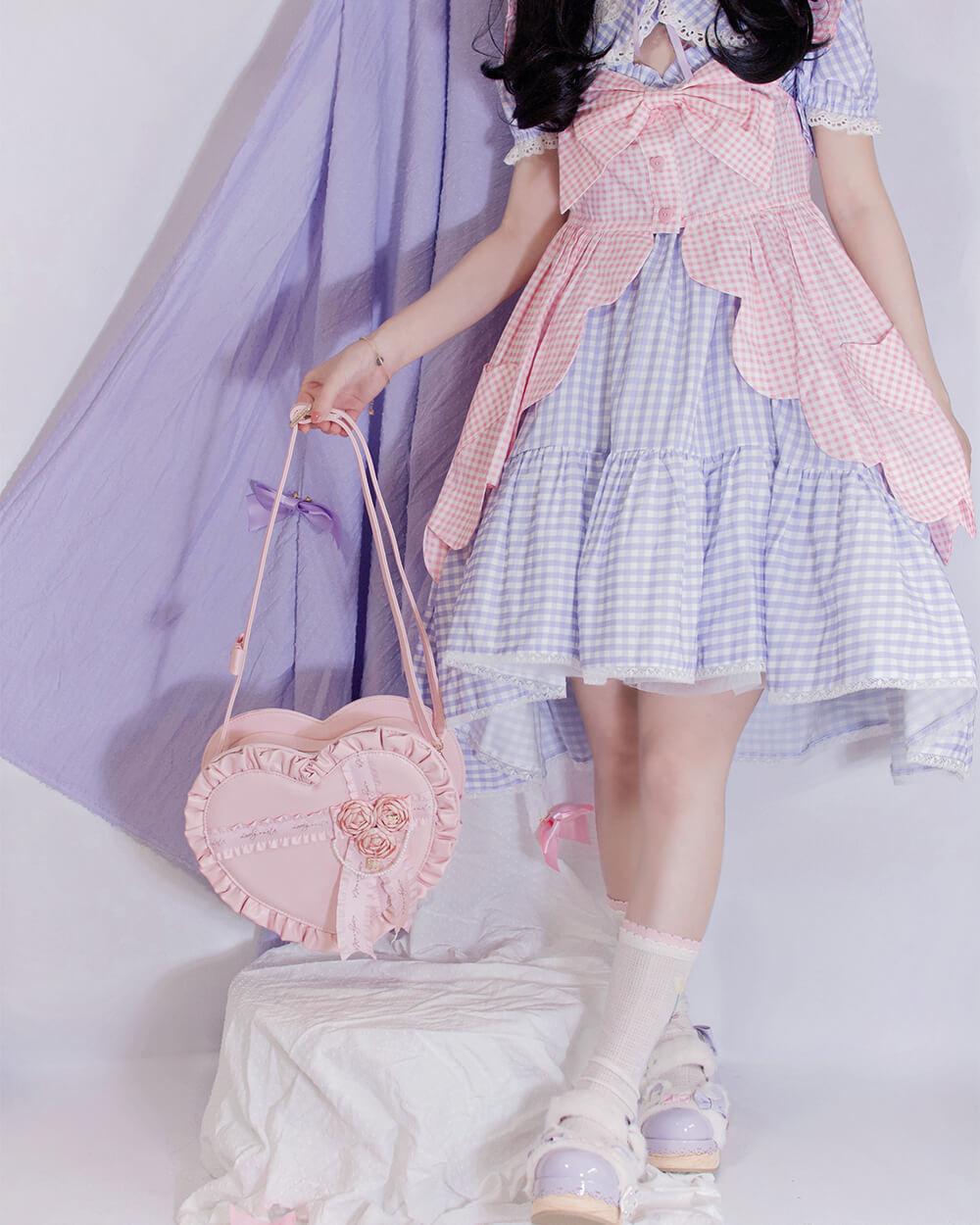 cage-heart-shaped-lolita-bag-pink-model-display