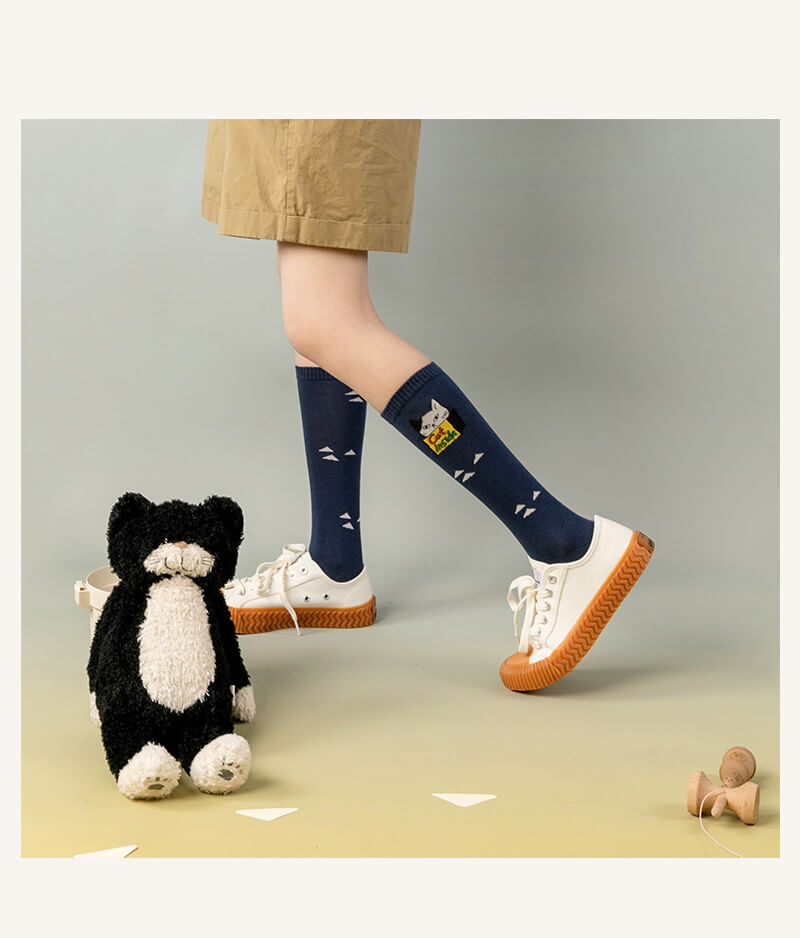 cat-inside-cyan-socks-model-show