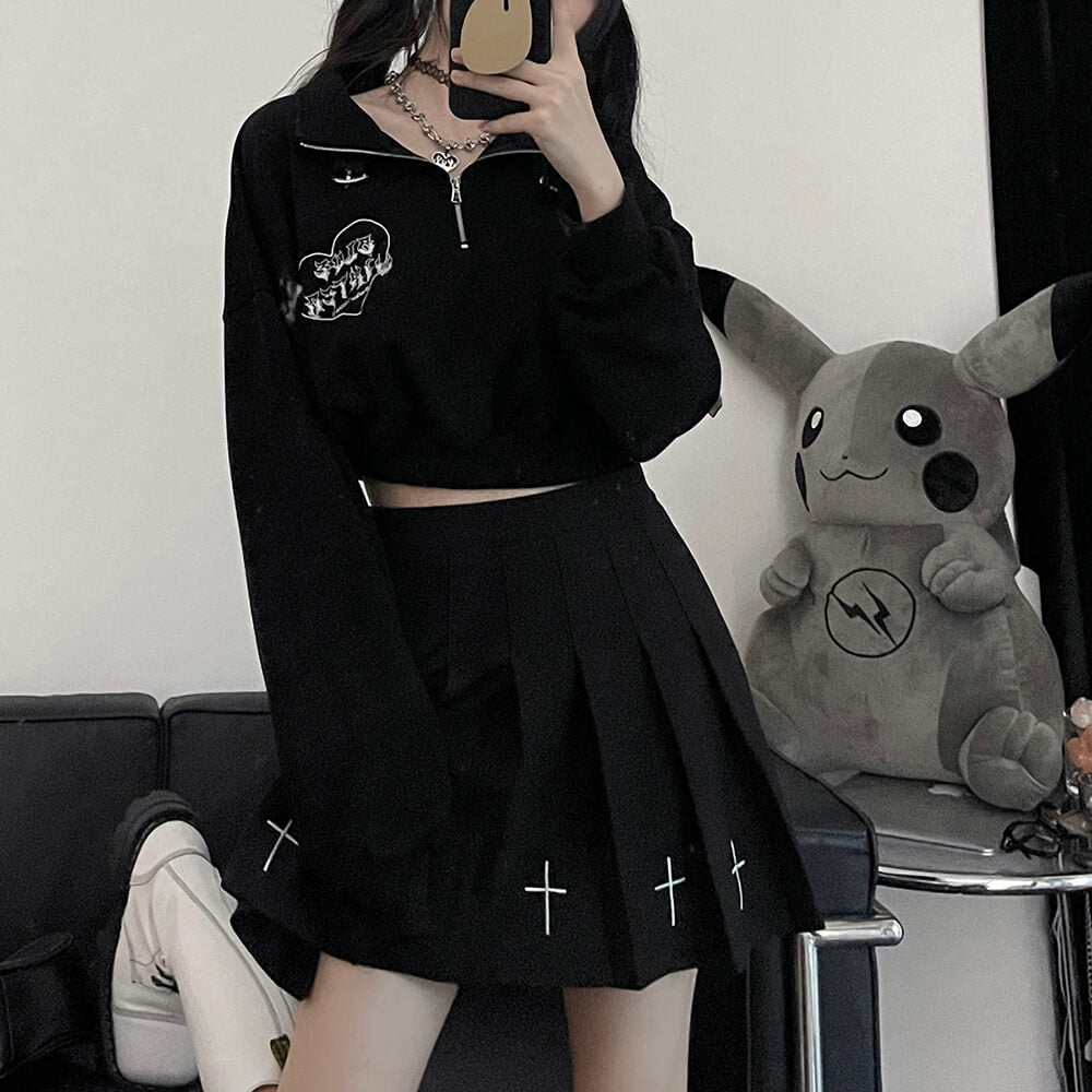 cool-black-autum-outfir-styled-by-the-half-zip-crop-sweatshirt-and-cross-pleated-skirt