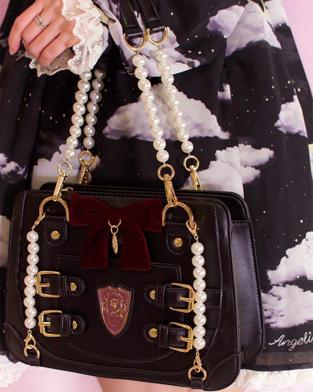 elegant-velvet-bow-buckles-pearl-chain-lolita-bag-black-model-display-handbag