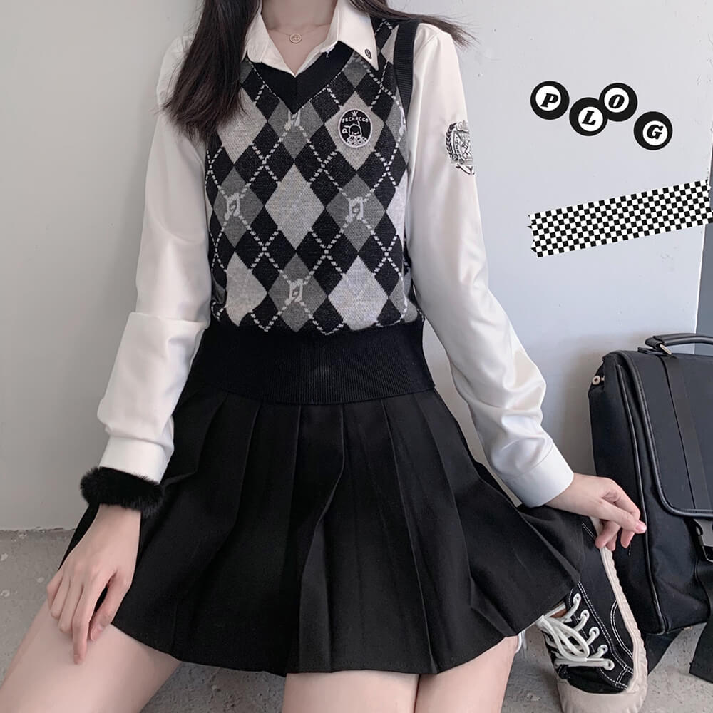 jk-girl-wearing-pochacco-black-grey-diamond-plaid-pattern-knit-sweater-vest