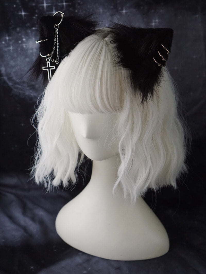 side-look-of-the-handmade-black-cat-ear-hair-clip-decorated-with-cross-rings-chain