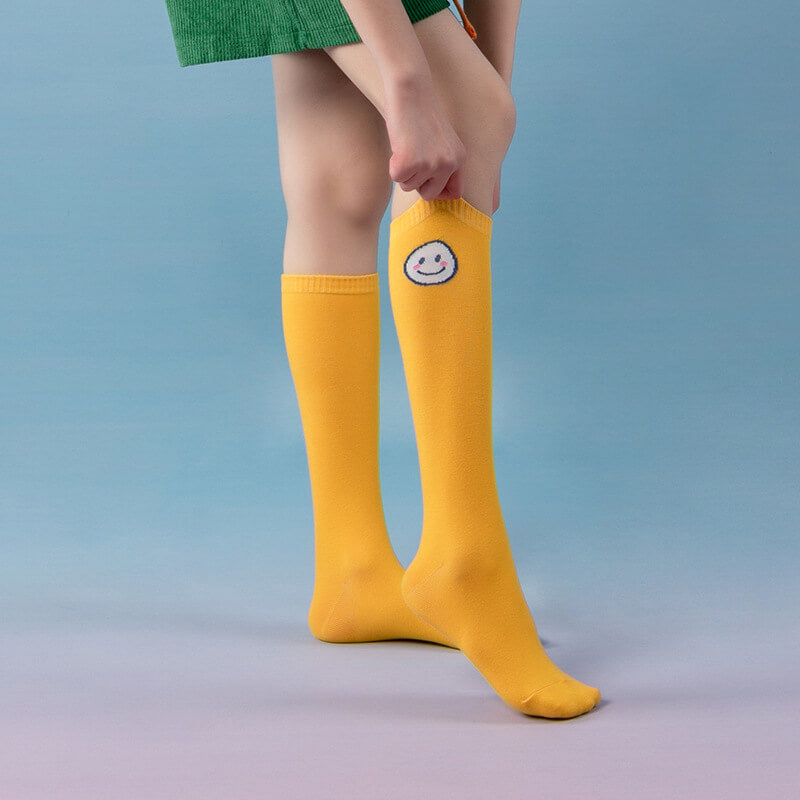 smile-yellow-socks-model-show