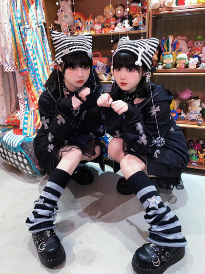 y2k-twins-wearing-flared-striped-stars-decor-knit-leg-warmers